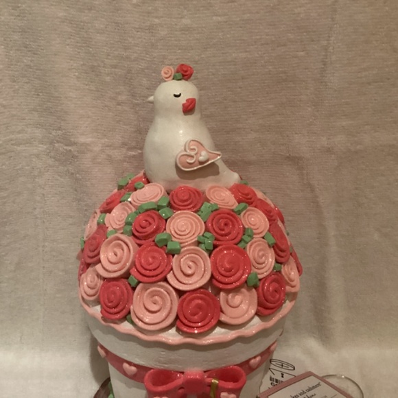 Cupcakes & Cashmere Light Up Spring Bird on a Bouquet of Flowers - Picture 7 of 8